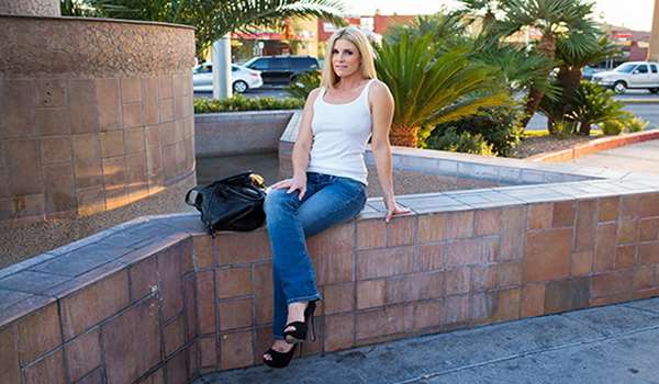 MomPOV: India Summer – Gorgeous MILF India Summer
